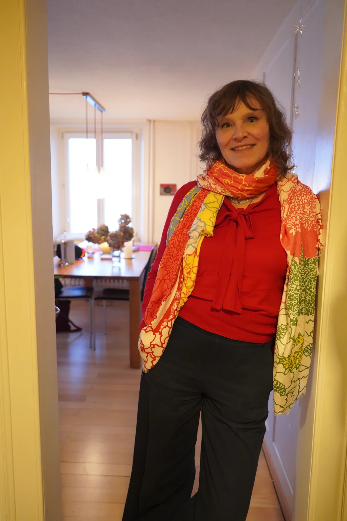 Daniela Schwegler in rotem Pulli und mit farbigem Halstuch.